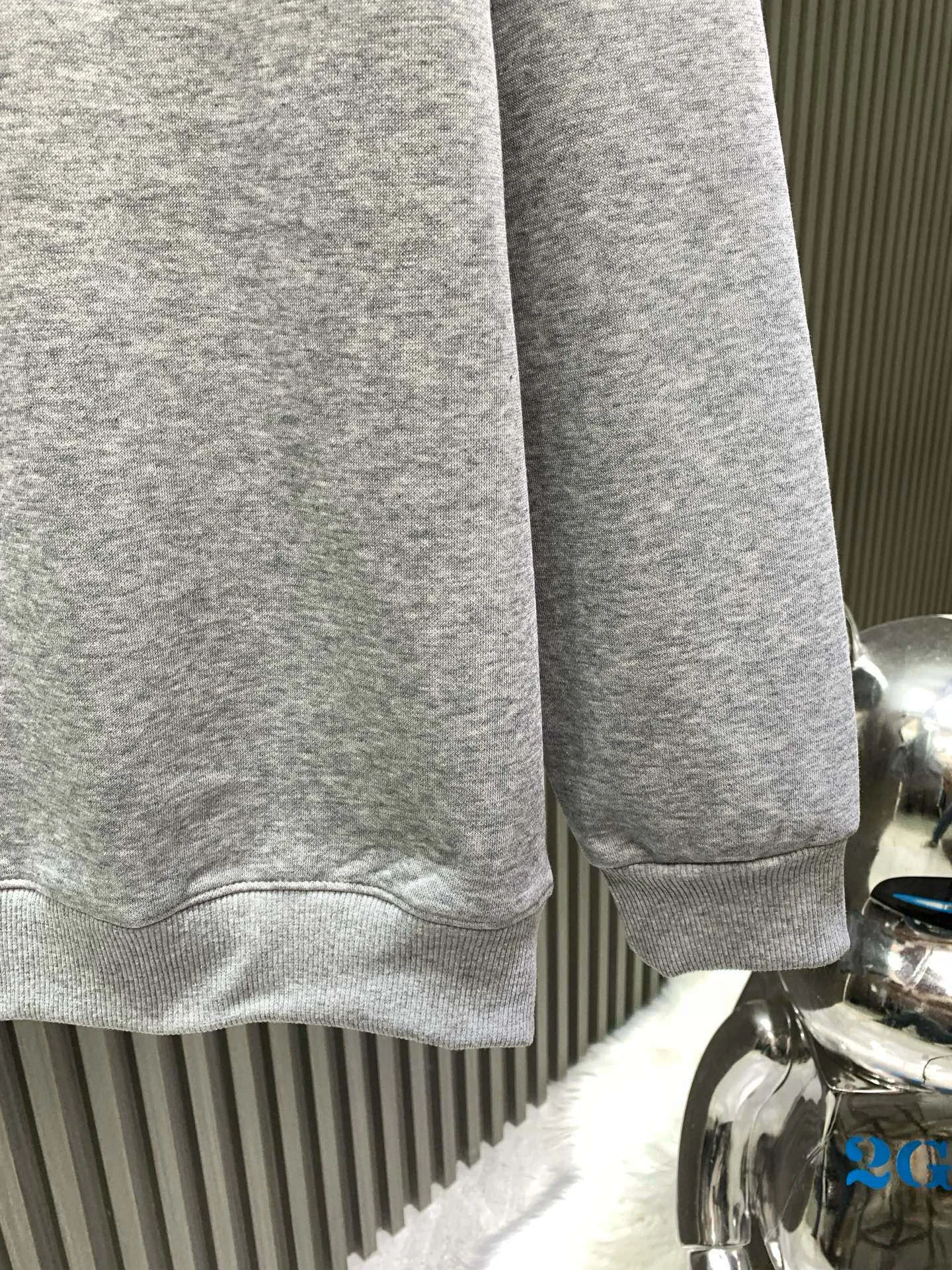 🅿️250 🀄️ Louis Vuitton Louis Vuitton 1*v25 new printed pullover round neck sweatshirt 400g pure cotton ➕ silver fox velvet Customized 400g same vat dyed fabric, very comfortable to touch, the latest brick cabinet synchronization for autumn and winter, trendy and wide, classic version for men and women, fashionable and individual, super versatile and good-looking, very suitable for both men and women, a must-have item for everyone
